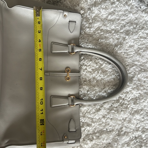 Ferragamo leather bag. - Picture 6 of 8